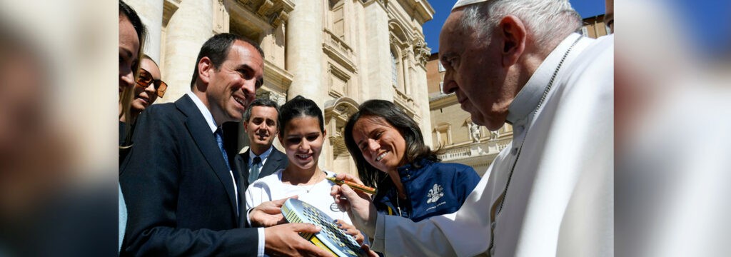 LA «PALA DE LA SOLIDARIDAD» FIRMADO POR EL PAPA FRANCISCO  EN APOYO A 500 FAMILIAS POBRES