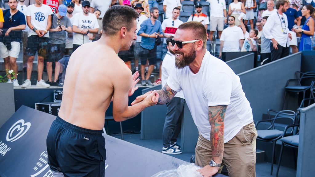 Defeated in the semifinal at Rome, Di Nenno consoles himself by giving the shirt to De Rossi