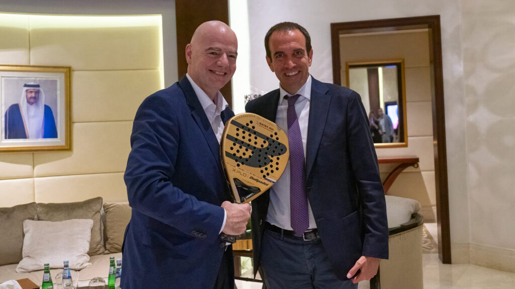 El número uno de la FIFA, Gianni Infantino, en el palco de autoridades para las finales del Mundial